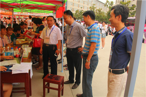 2016091216143845.jpg 我院领导现场视察新生入学工作