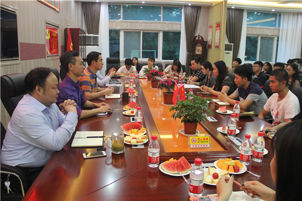 2017051214465949.jpg 我院举办“我与书记院长面对面”师生茶叙会