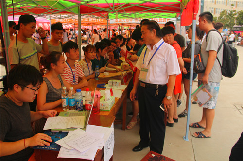 2016091216143527.jpg 我院领导现场视察新生入学工作