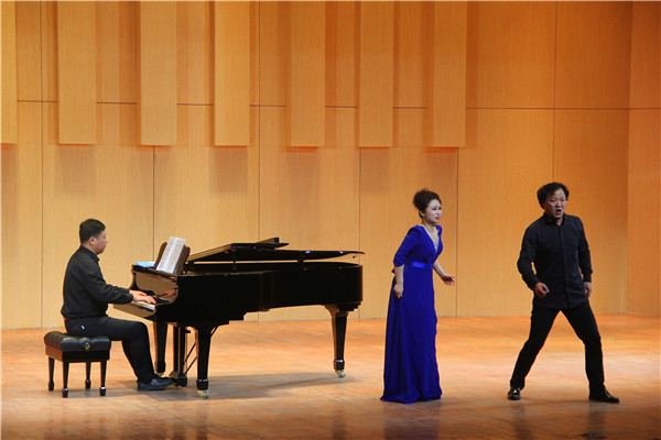 2016062917124811.jpg 我院青年教师周其玮副教授举办 “琦音玮烨”独唱音乐会