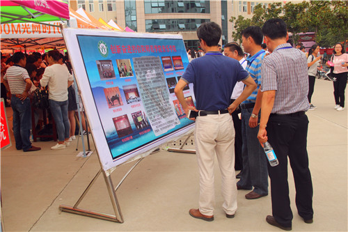 2016091216143644.jpg 我院领导现场视察新生入学工作